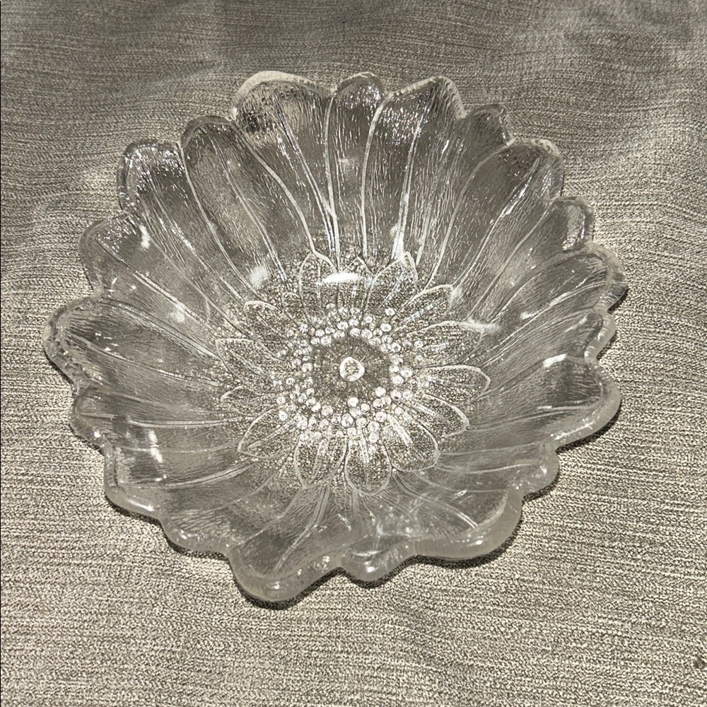 7" Vintage GLASS Clear, Flower, Textured Bowl